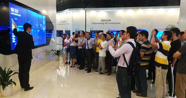 嘉賓們在華為坂田基地參觀現場