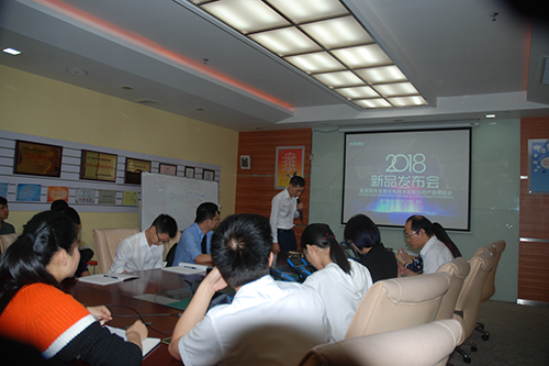 亞泰光電工業內窺鏡研發人員就C14 C15工業內窺鏡新品向與會人員介紹