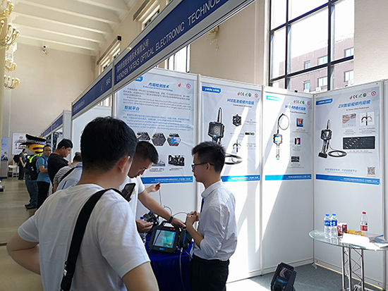 公司內(nèi)窺鏡銷售工程師向客戶現(xiàn)場講解亞泰光電內(nèi)窺鏡各項(xiàng)產(chǎn)品技術(shù)性能