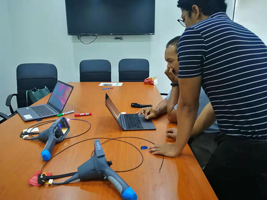 經(jīng)銷商與客戶維修主管一起將現(xiàn)場拍到的圖片和視頻轉(zhuǎn)存至電腦，看圖片質(zhì)量效果。