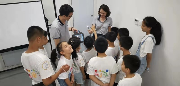 小朋友們走進亞泰,現(xiàn)場參觀,感受內窺鏡之奧秘