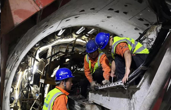 工程人員現場安裝、調試設備