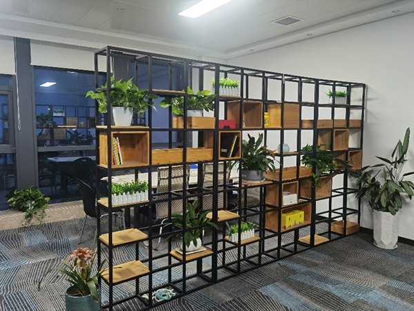 亞泰光電內(nèi)窺鏡在該機(jī)械設(shè)備公司演示、交流，圖為該客戶辦公現(xiàn)場